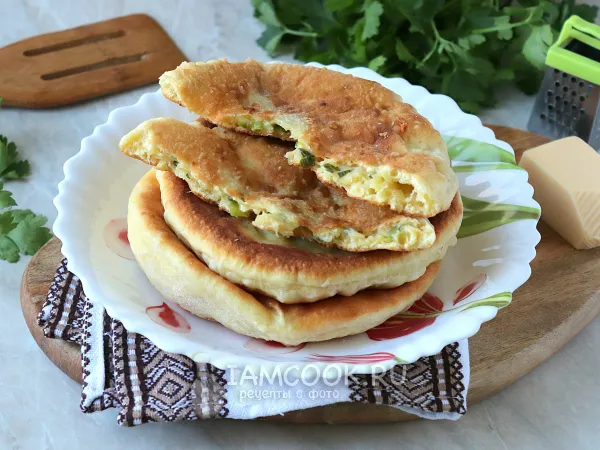 Фото блюда: Лепешки с сыром и зеленым луком на сковороде