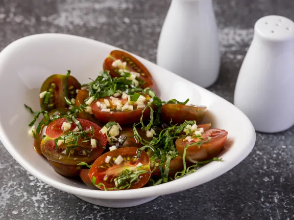 Фото блюда: Салат из помидоров с базиликом и чесноком