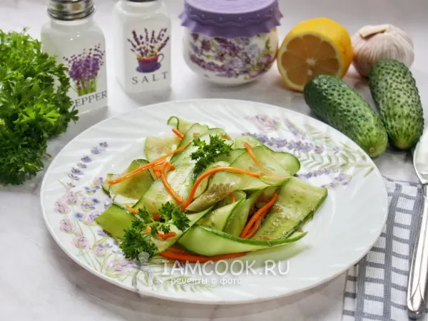 Фото блюда: Салат из огурцов с соевым соусом и чесноком