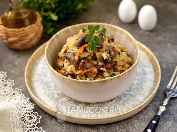 Фото блюда: Куриные сердечки с рисом и грибами на сковороде