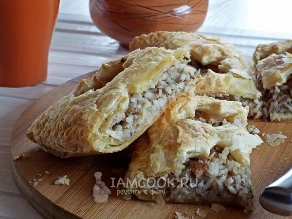 Фото блюда: Пирог из слоеного теста с рыбными консервами