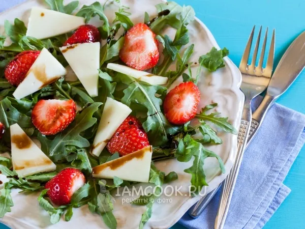 Фото блюда: Салат с клубникой и рукколой