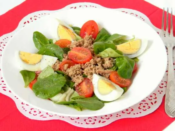 Фото блюда: Салат с тунцом, помидорами и яйцом