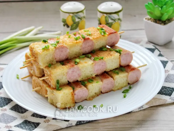 Фото блюда: Сосиски с хлебом на шпажках
