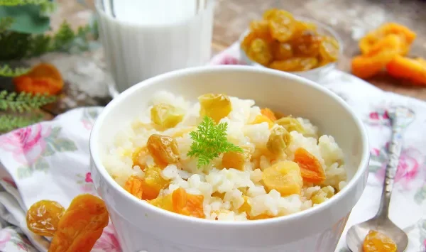 Фото блюда: Рисовая каша с изюмом и курагой (на молоке)