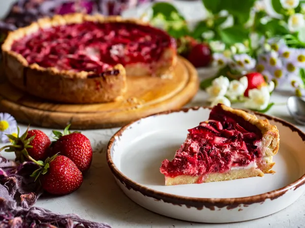 Фото блюда: Песочный пирог с клубникой и сметанной заливкой