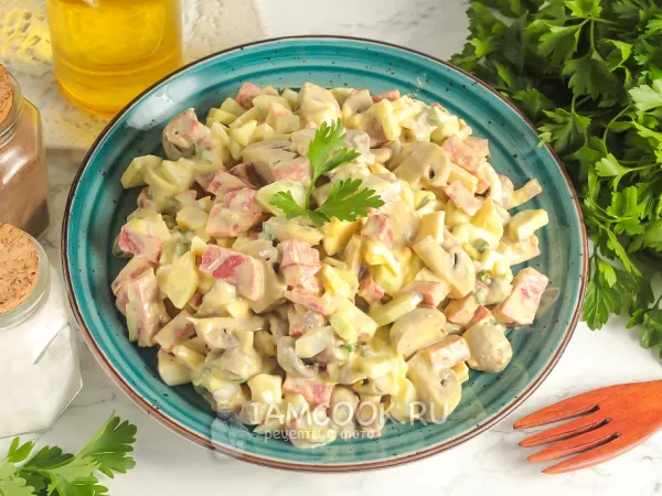 Фото блюда: Салат с маринованными грибами и копченой колбасой