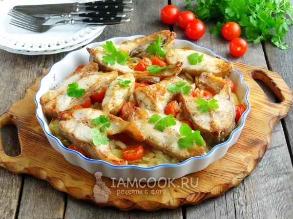 Фото блюда: Окунь с картошкой в духовке