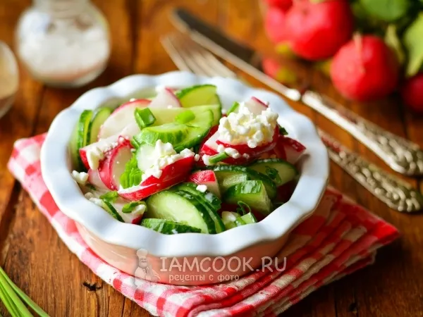 Фото блюда: Салат с редиской, огурцами и творогом
