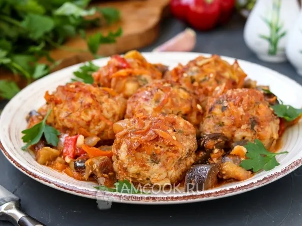 Фото блюда: Тефтели с макаронами в овощном соусе