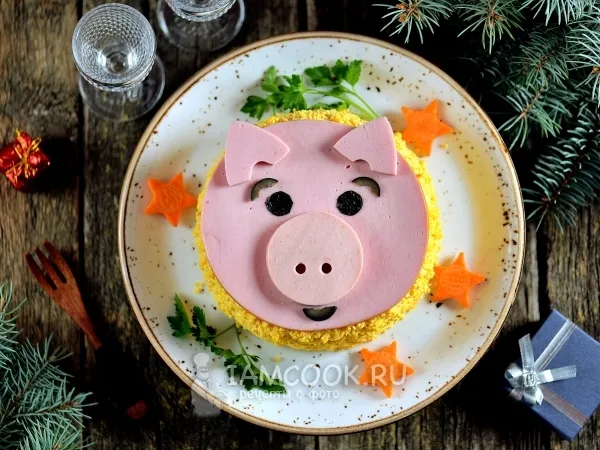 Фото блюда: Новогодний салат «Свинка» с копченой курицей
