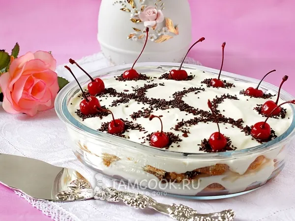 Фото блюда: Десерт с творожным сыром и коктейльной вишней