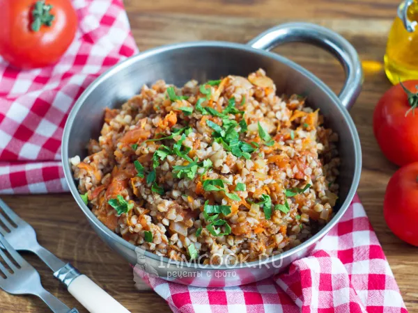 Фото блюда: Гречка с помидорами на сковороде