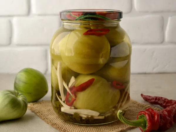 Фото блюда: Зеленые помидоры с хреном на зиму