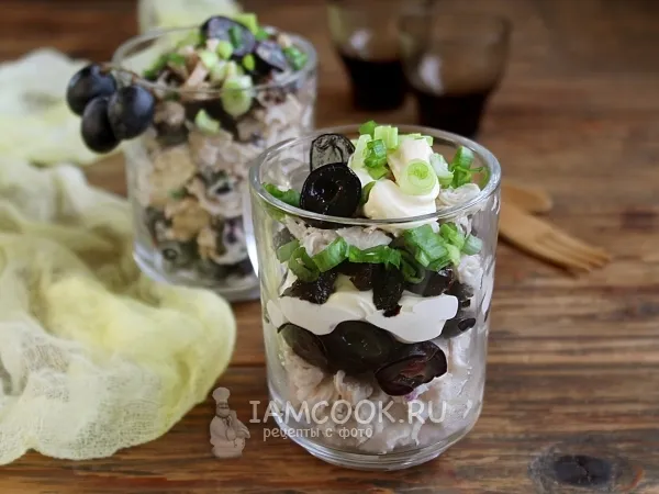 Фото блюда: Салат с виноградом, курицей и черносливом