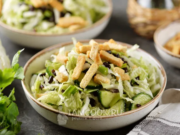 Фото блюда: Салат из пекинской капусты с фасолью и сухариками