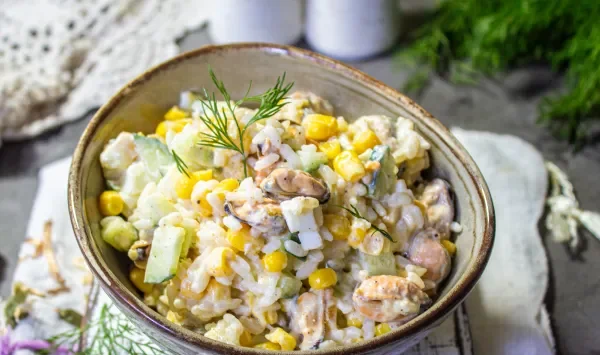 Фото блюда: Салат с мидиями и кукурузой