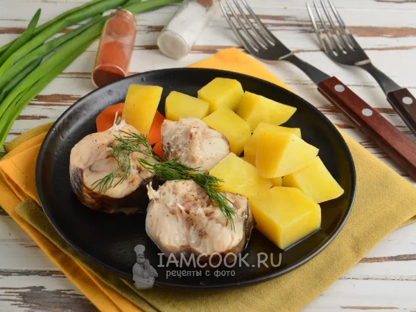 Фото блюда: Хек с картошкой в мультиварке (одновременно)