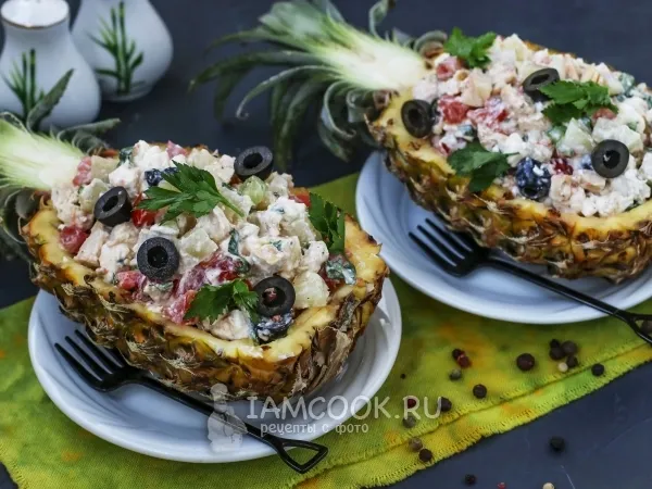 Фото блюда: Салат с курицей в ананасе