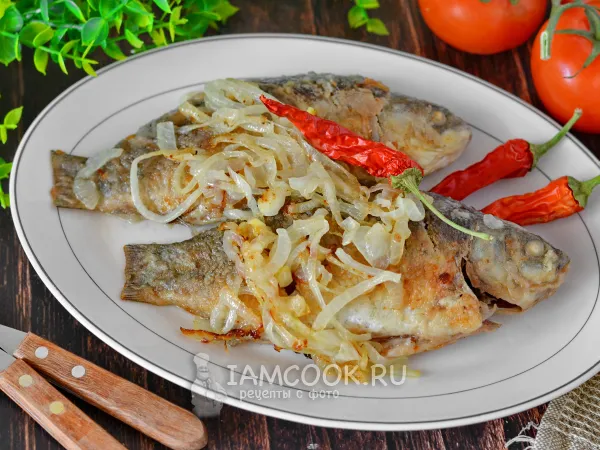 Фото блюда: Жареные караси с луком на сковороде