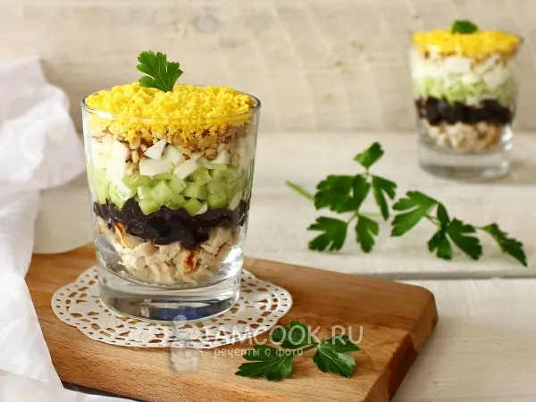 Фото блюда: Салат «Нежность» с курицей и черносливом