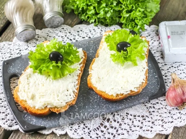 Фото блюда: Бутерброды с плавленым сыром и чесноком