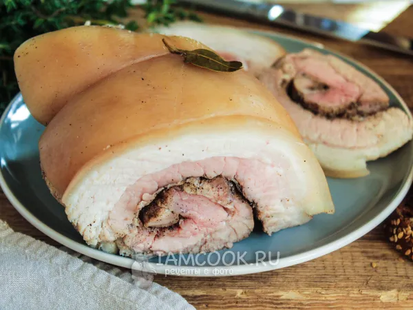 Фото блюда: Вареный рулет из сала с мясной прослойкой