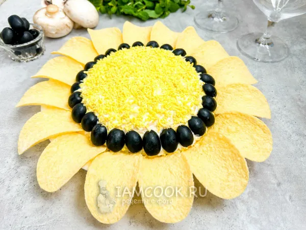 Фото блюда: Салат «Подсолнух» с копченой курицей