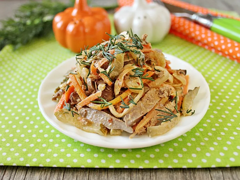 Фото блюда: Салат с куриной печенью и корейской морковью