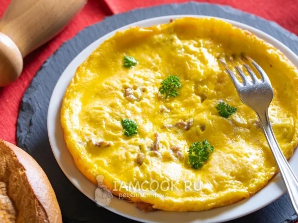Фото блюда: Омлет с фаршем на сковороде