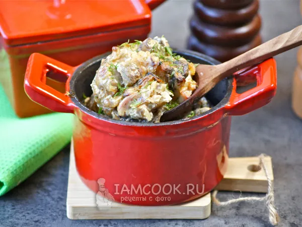 Фото блюда: Мясо с грибами в горшочках