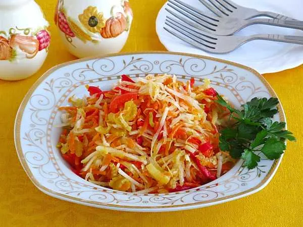 Фото блюда: Салат из дайкона с пассерованными овощами