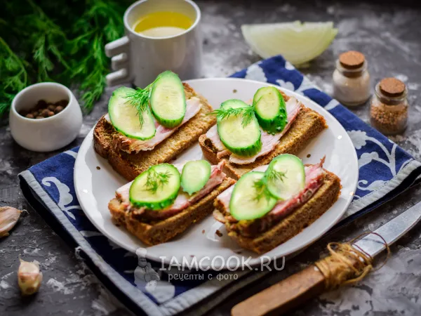 Фото блюда: Бутерброды с салом и огурцом