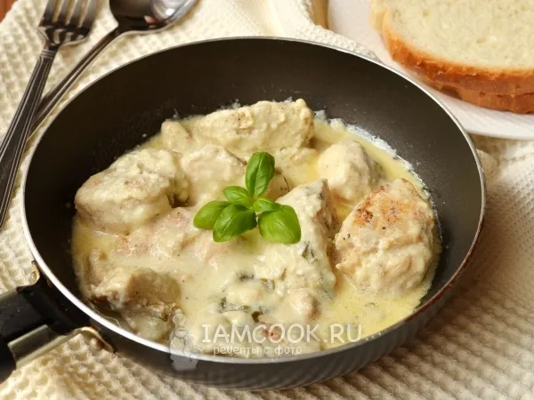Фото блюда: Тушеная куриная грудка в сливочном соусе