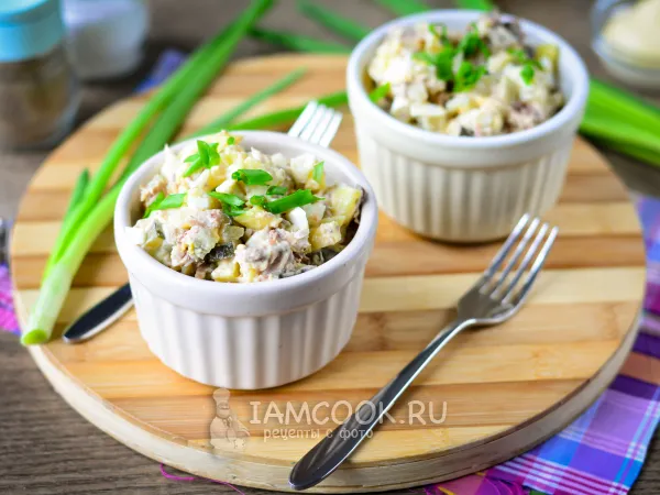 Фото блюда: Салат из рыбных консервов с картошкой и яйцом