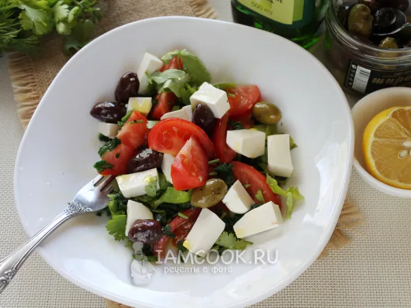 Фото блюда: Салат из крапивы с авокадо и помидорами