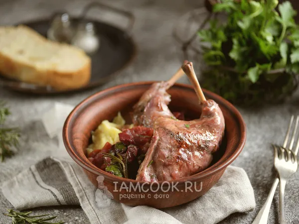 Фото блюда: Кролик с вишней в сковороде