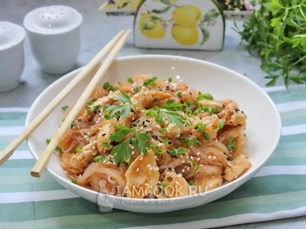 Фото блюда: Фунчоза с курицей в кисло-сладком соусе