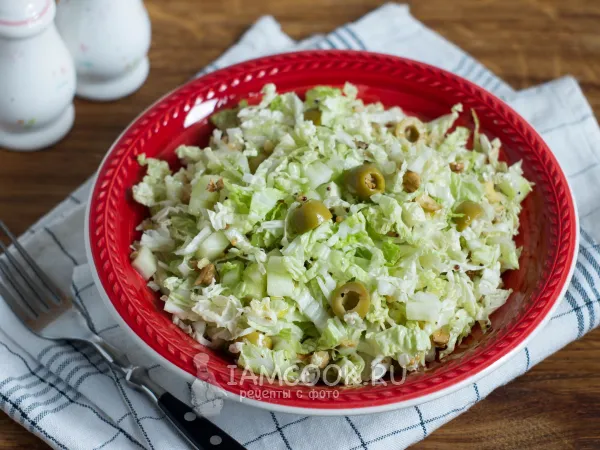 Фото блюда: Зеленый салат с грецкими орехами