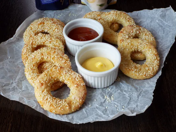 Фото блюда: Творожно-сырные колечки в духовке (с кунжутом)