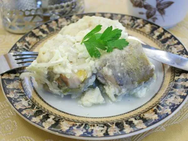 Фото блюда: Хек с луком в сметанном соусе в мультиварке