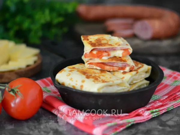 Фото блюда: Блины с колбасой, помидорами и сыром