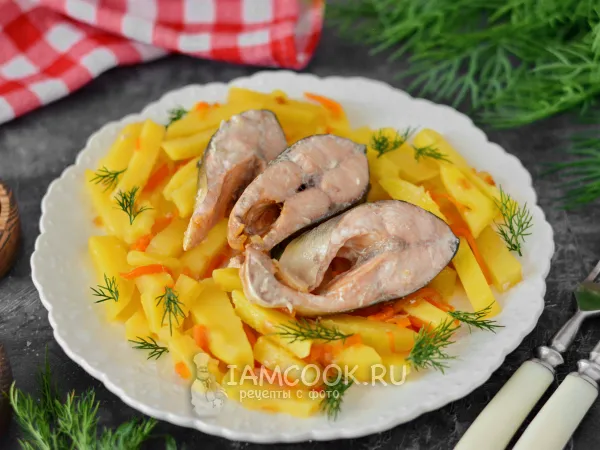 Фото блюда: Тушеная картошка с горбушей на сковороде