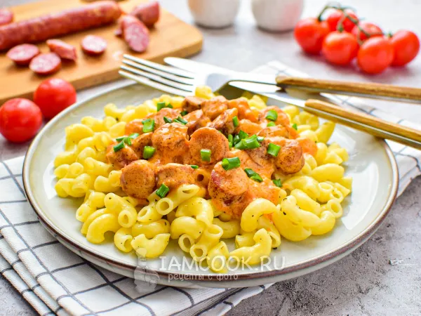 Фото блюда: Макароны с копчеными колбасками в сливочно-томатном соусе