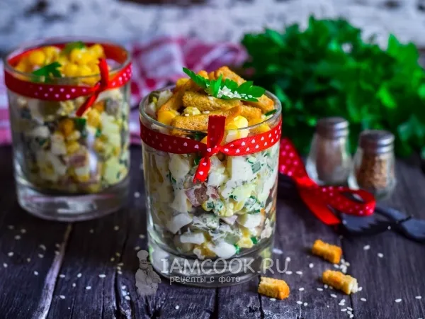 Фото блюда: Салат с кириешками, кукурузой и колбасой