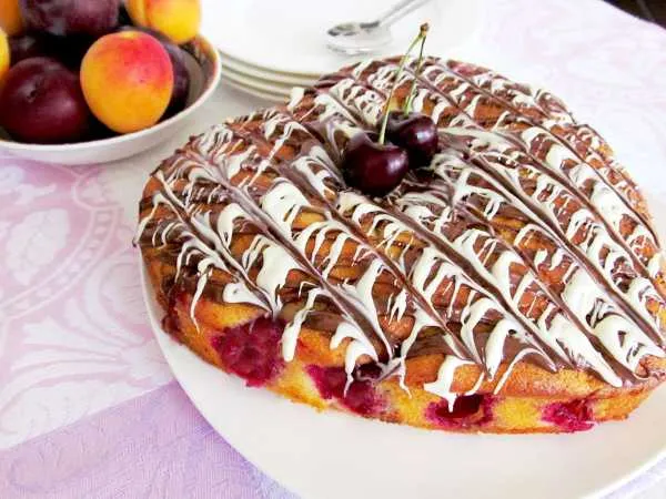 Фото блюда: Пирог со сливами и абрикосами на сметане