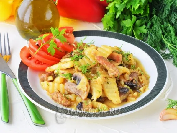 Фото блюда: Тушёная картошка с мясом и грибами