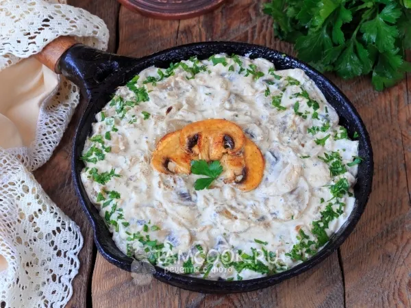 Фото блюда: Шампиньоны в сметане на сковороде