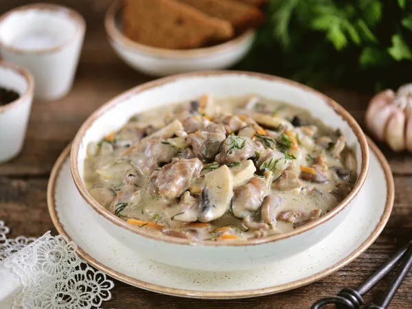 Фото блюда: Куриные желудки с грибами в сметане