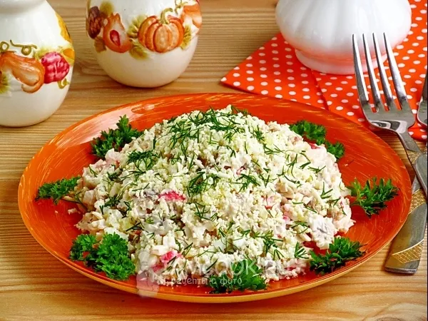 Фото блюда: Салат с копчёной рыбой, крабовыми палочками и яйцами